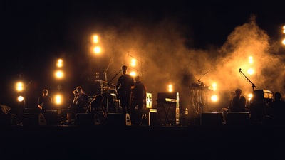 乐队在舞台上演奏的照片
